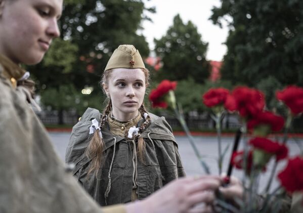En los Jardines de Alejandro de Moscú se celebró el acto tradicional Guardia de la Memoria. Llama Eterna. - Sputnik Mundo