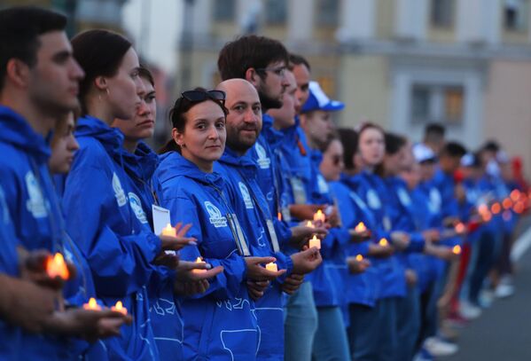 Participantes en el acto Vela del Recuerdo en la plaza del Palacio de San Petersburgo. - Sputnik Mundo