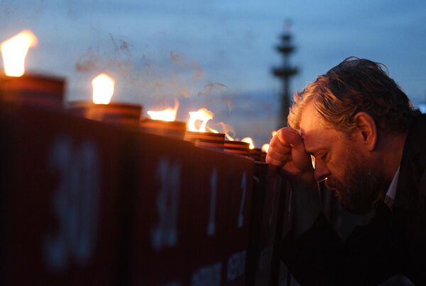 El acto de la Línea de la Memoria se celebró en el Muelle de Crimea de Moscú. Voluntarios y participantes encendieron 1.418 velas, cada una simbolizando un día de la Gran Guerra Patria. - Sputnik Mundo