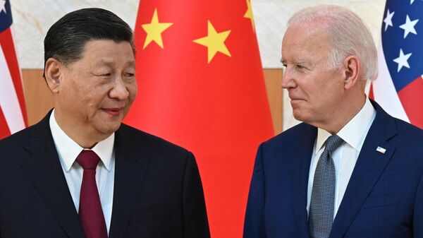 El presidente de China, Xi Jinping, y el presidente de EEUU, Joe Biden - Sputnik Mundo