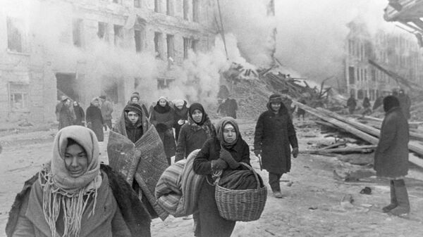 Los habitantes de la ciudad sitiada de Leningrado salen de un refugio antiaéreo tras sonar la alarma (archivo) - Sputnik Mundo