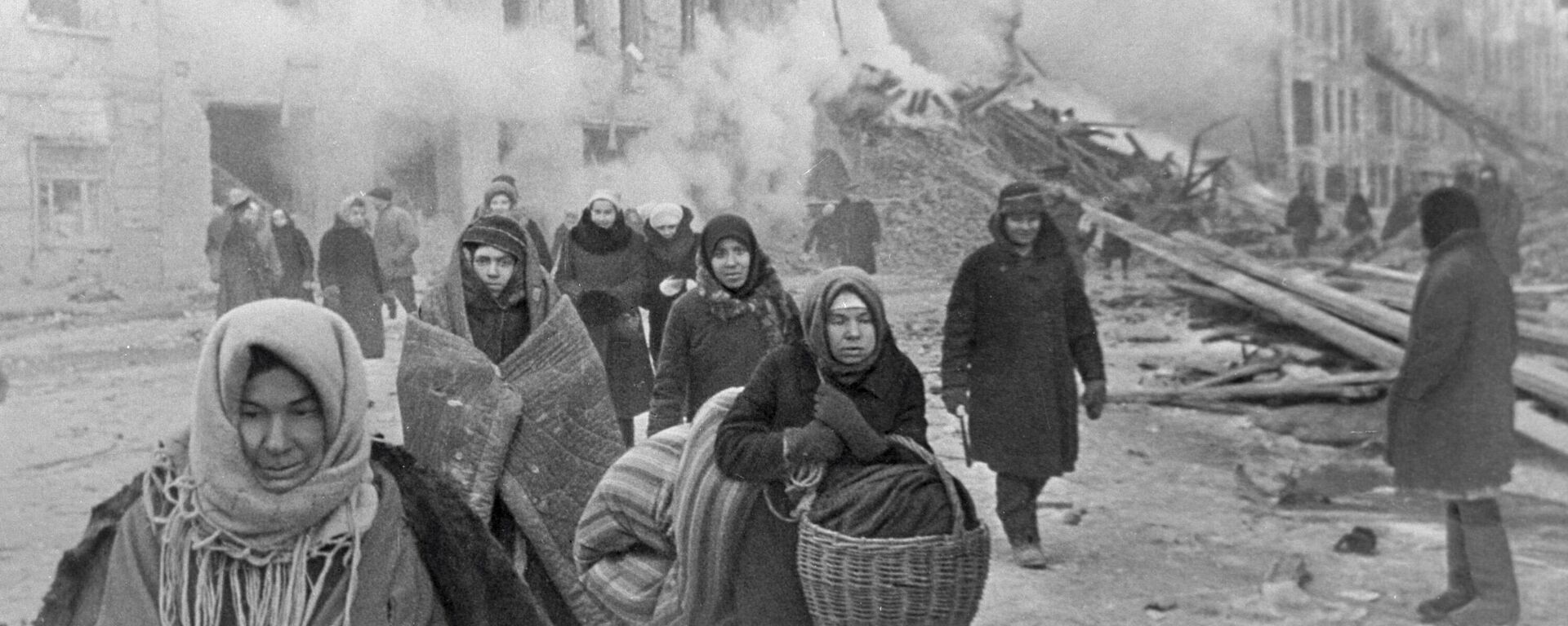 Los habitantes de la ciudad sitiada de Leningrado salen de un refugio antiaéreo tras sonar la alarma (archivo) - Sputnik Mundo, 1920, 23.06.2023