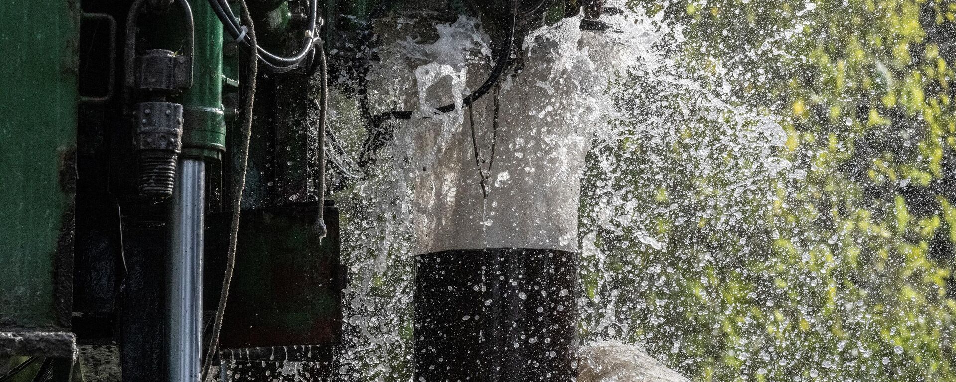 Trabajadores de la empresa estatal Obras Sanitarias del Estado perforan pozos para extraer agua en un parque de Montevideo el 6 de junio de 2023. - Sputnik Mundo, 1920, 22.06.2023