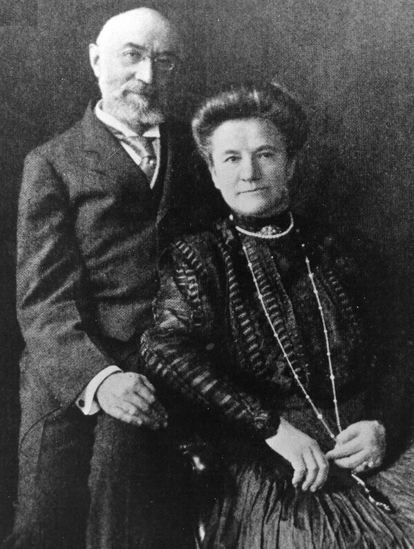 Pasajeros fallecidos del Titanic, Isidor e Ida Straus, en 1910. Resulta que Wendy Rush, la viuda del presidente de OceanGate, la empresa propietaria del Titan, es su bisnieta. - Sputnik Mundo