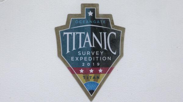 Una calcomanía 'Titanic Survey Expedition 2019 Titan' en una ventana en OceanGate en el astillero del puerto de Everett - Sputnik Mundo