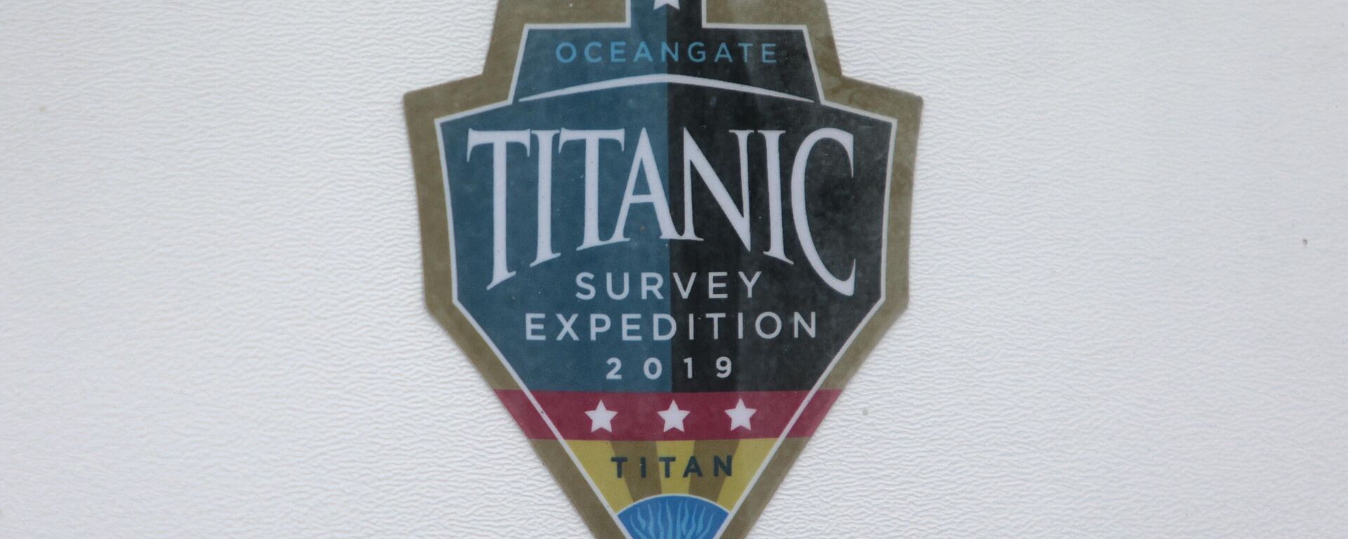 Una calcomanía 'Titanic Survey Expedition 2019 Titan' en una ventana en OceanGate en el astillero del puerto de Everett - Sputnik Mundo, 1920, 24.06.2023