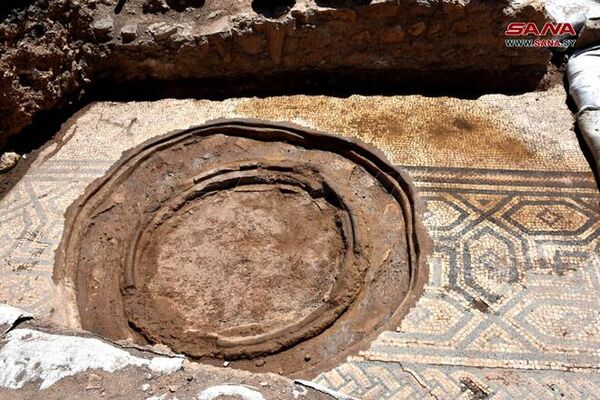 Fragmento de un antiguo mosaico romano recien descubierto en Rastán, Siria - Sputnik Mundo