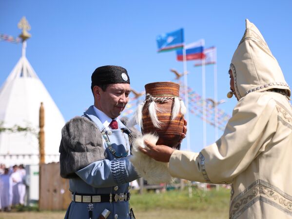 Ysyakh Tuymaady es la fiesta nacional más importante de Rusia. Este año atrajo a más de 230.000 personas. En la foto: el jefe de la república de Sajá (Yakutia), Aisén Nikoláev (izquierda), participa en el festival Ysyakh Tuymaady en el complejo ceremonial de Us Khatyn. - Sputnik Mundo