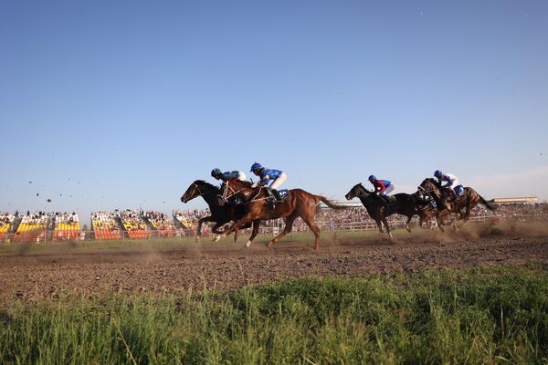 Carreras de caballos como parte del festival Ysyakh Tuymaady en el complejo ceremonial Us Khatyn. - Sputnik Mundo