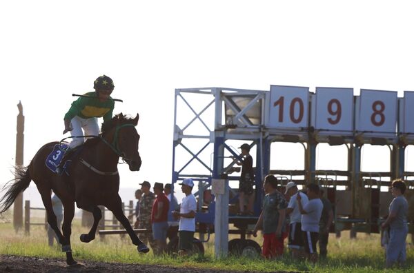 Carreras de caballos como parte del festival Ysyakh Tuymaady en el complejo ceremonial Us Khatyn. - Sputnik Mundo