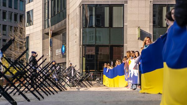 Gente con banderas ucranianas en la calle - Sputnik Mundo