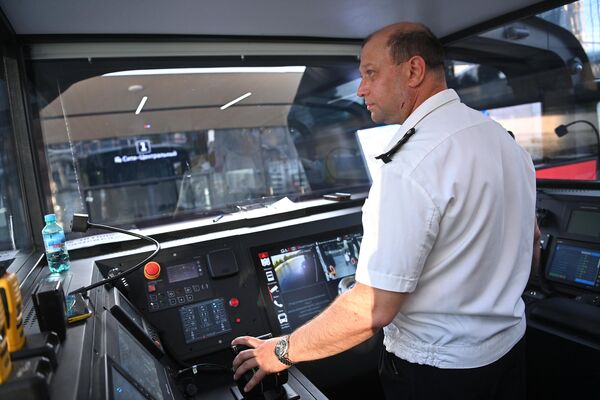 Capitán de un tranvía fluvial que circula por el río Moscova. - Sputnik Mundo