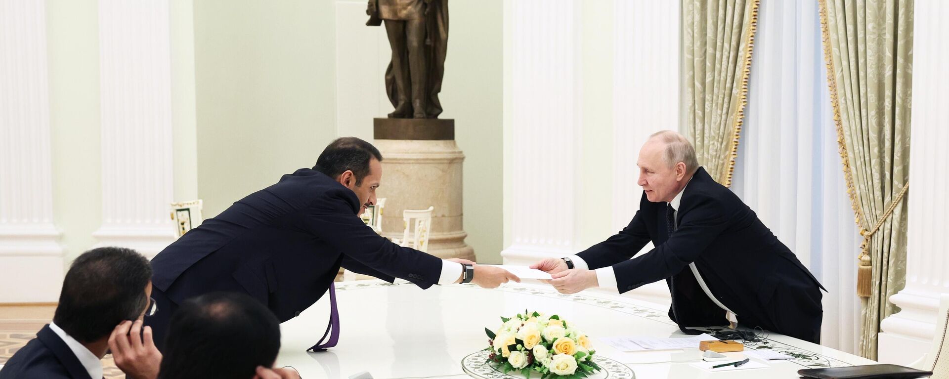 El presidente de Rusia, Vladímir Putin, y el emir de Catar, jeque Tamim bin Hamad Al Thani, durante la reunión en Moscú, el 23 de junio de 2023 - Sputnik Mundo, 1920, 26.06.2023