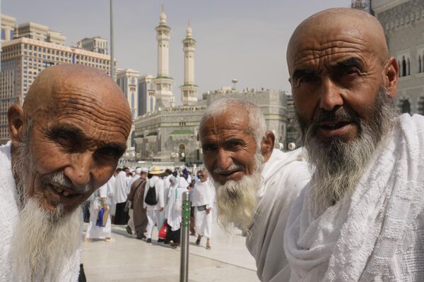 Cada año, alrededor de cuatro millones de personas acuden a Arabia Saudita para el hach. El número de peregrinos podría ser mayor, pero La Meca y Medina no pueden acoger a todos los que quieren llegar. En la foto: peregrinos afganos en el patio de la Gran Mezquita de La Meca. - Sputnik Mundo