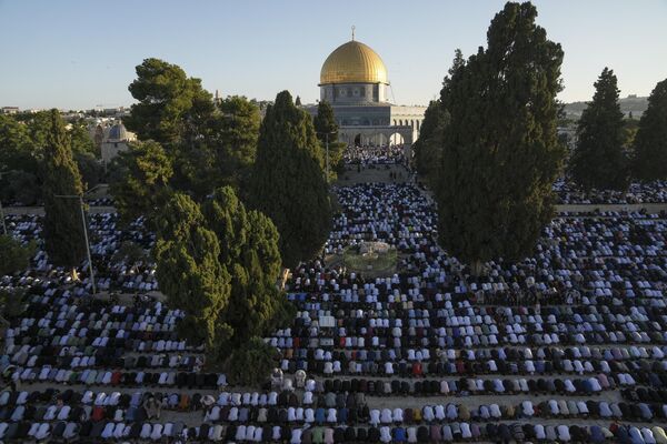 Fieles durante las oraciones festivas ante la mezquita de Al-Aqsa en Jerusalén. - Sputnik Mundo