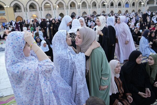 Mujeres musulmanas se felicitan por el Eid al Adha en Bagdad, Irak. - Sputnik Mundo