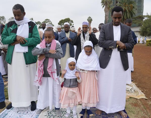 En los dos días siguientes es costumbre ir de visita y recibir invitados.En la foto: musulmanes durante las oraciones festivas en Nairobi, Kenia. - Sputnik Mundo