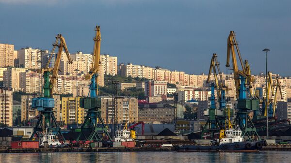 La vista de la ciudad y el puerto de Múrmansk desde la bahía de Kola, en el mar de Barents - Sputnik Mundo