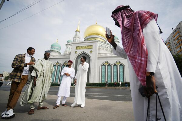 En los países de lenguas túrquicas la fiesta se llama Kurban Bairam.En la foto: musulmanes tras realizar su oración en la Mezquita Catedral de Moscú. - Sputnik Mundo