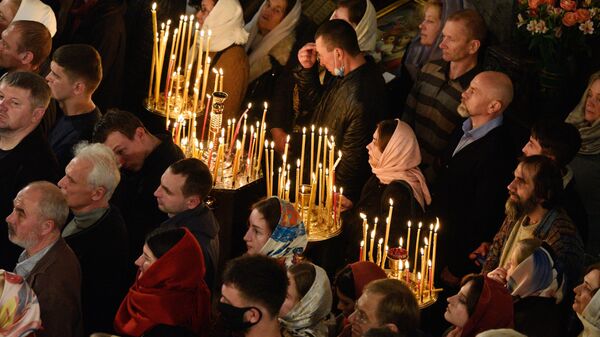 Feligreses en el Monasterio de las Cuevas en Kiev - Sputnik Mundo