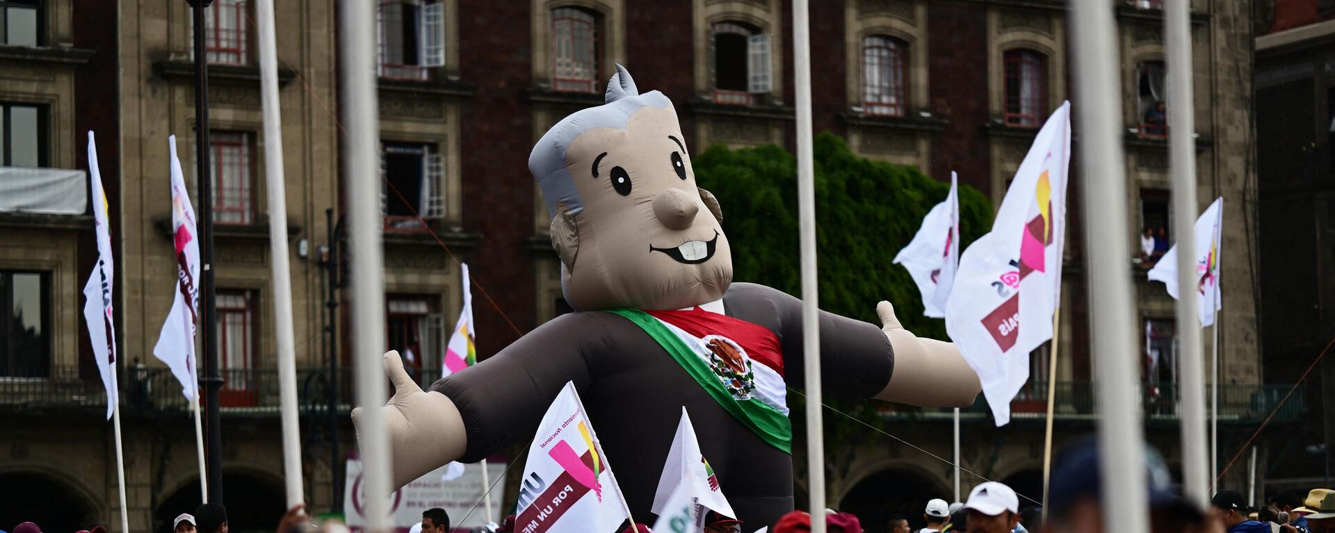 Un muñeco inflable del presidente Andrés Manuel López Obrador, durante un mitin en el Zócalo de la Ciudad de México, en marzo de 2023 - Sputnik Mundo, 1920, 01.07.2023