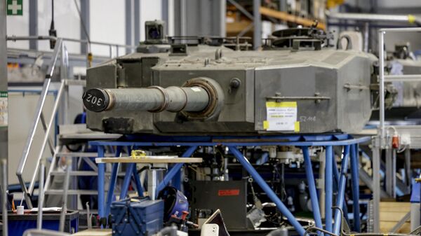 Tanque Leopard 2 en la fábrica de Rheinmetall, Alemania - Sputnik Mundo