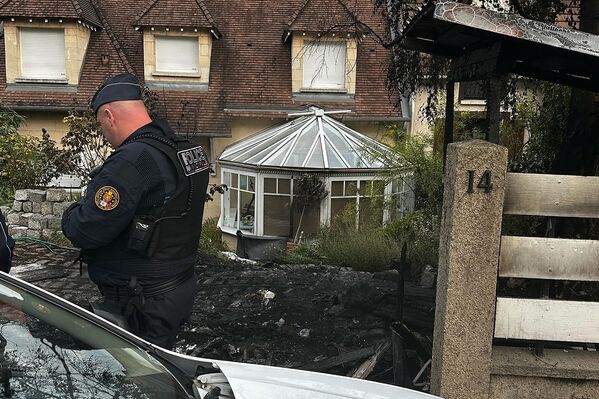 Vincent Jeanbrun, alcalde de la ciudad francesa de l&#x27;Hay-les-Roses, declaró que un coche se estrelló contra su casa que luego intentaron incendiar. La mujer y el hijo del alcalde resultaron heridos. - Sputnik Mundo