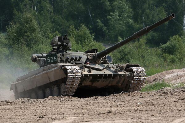 Un tanque T-64 durante un ejercicio militar en el campo de entrenamiento de Yavoriv, en la región de Leópolis. - Sputnik Mundo