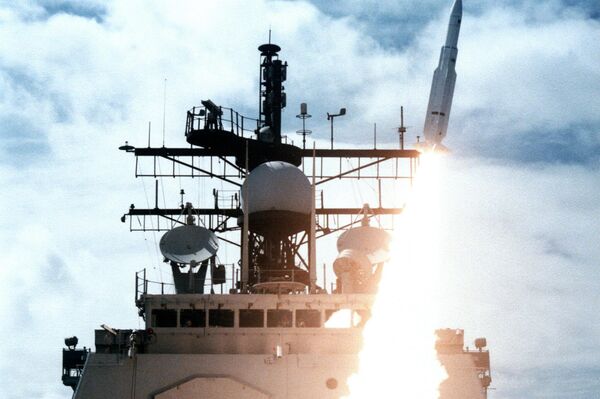 Un misil sale del lanzador delantero del USS Vincennes durante un ejercicio en 1987. El mismo lanzador se utilizó en el derribo del Vuelo 655 - Sputnik Mundo