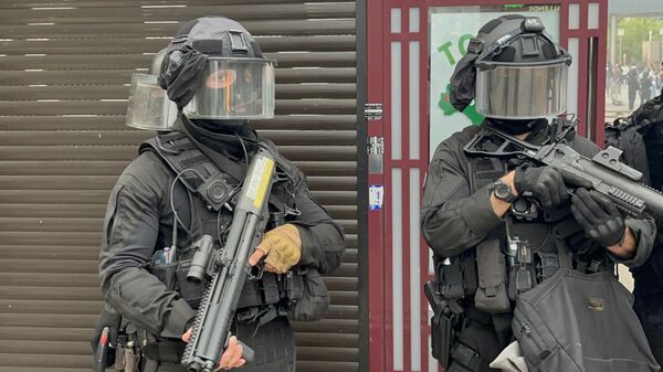 La policía francesa durante los disturbios en el país (imagen referencial) - Sputnik Mundo