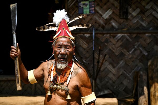La tribu konyak, también conocida como cazadores de cabezas, es una de las más numerosas del montañoso estado de Nagaland, en el noreste de la India. Un pequeño número de los konyaks vive también en el estado de Assam y en Birmania.En la foto: Ganjum Konyak, consejero de un jefe konyak en el pueblo de Hongphoi, distrito de Mon, estado de Nagaland. - Sputnik Mundo