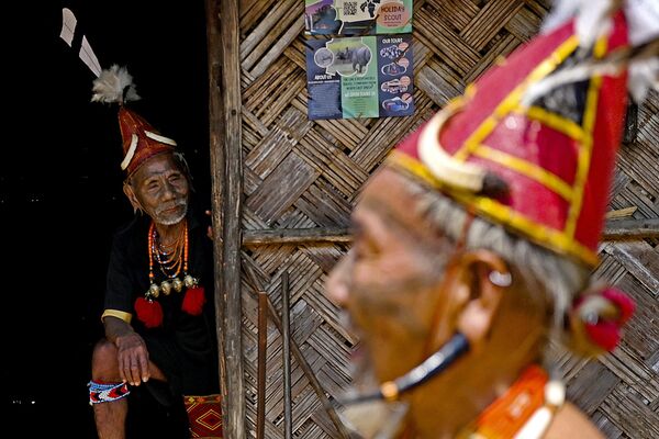 Los konyaks también creían que las cabezas humanas tenían poderes místicos que traían buenas cosechas y prosperidad a la aldea. En la foto: a la izquierda, Bo Wang, jefe de la aldea de Hongphoi, distrito de Mon, estado de Nagaland. - Sputnik Mundo