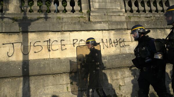 Agentes de la Policía francesa durante las protestas por la muerte del adolescente Nahel M. a manos de un policía - Sputnik Mundo