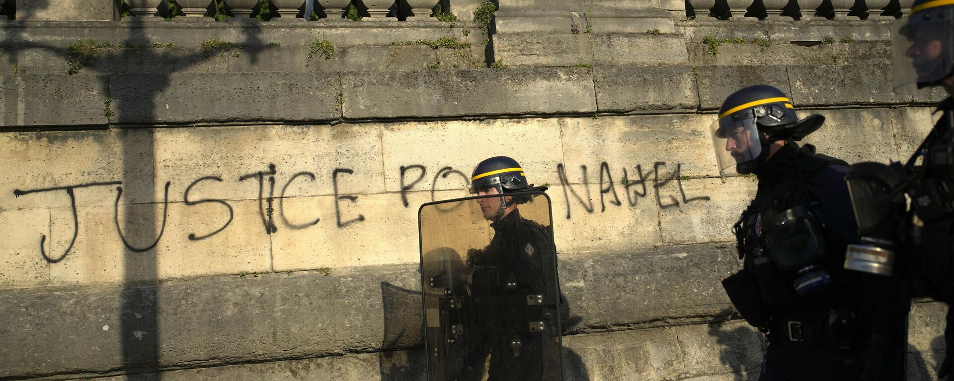  La Policía patrulla junto a una pintada en la que se lee Justicia para Nahel mientras los jóvenes se reúnen en la plaza de la Concordia durante una protesta en París, Francia, el 30 de junio de 2023 - Sputnik Mundo, 1920, 06.07.2023