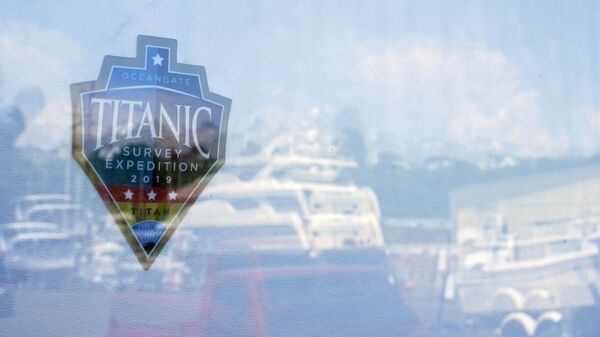 Una pegatina de la expedición de estudio del Titanic de 2019 se ve en la puerta del garaje en las oficinas de OceanGate - Sputnik Mundo