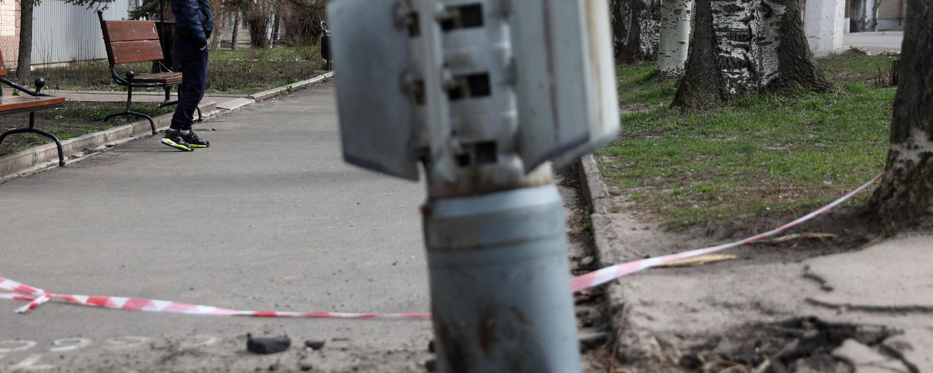 Un hombre camina cerca de un cohete de 300 mm que parece haber contenido bombas de racimo en Lisichansk, región de Lugansk, el 11 de abril de 2022. - Sputnik Mundo, 1920, 10.07.2023