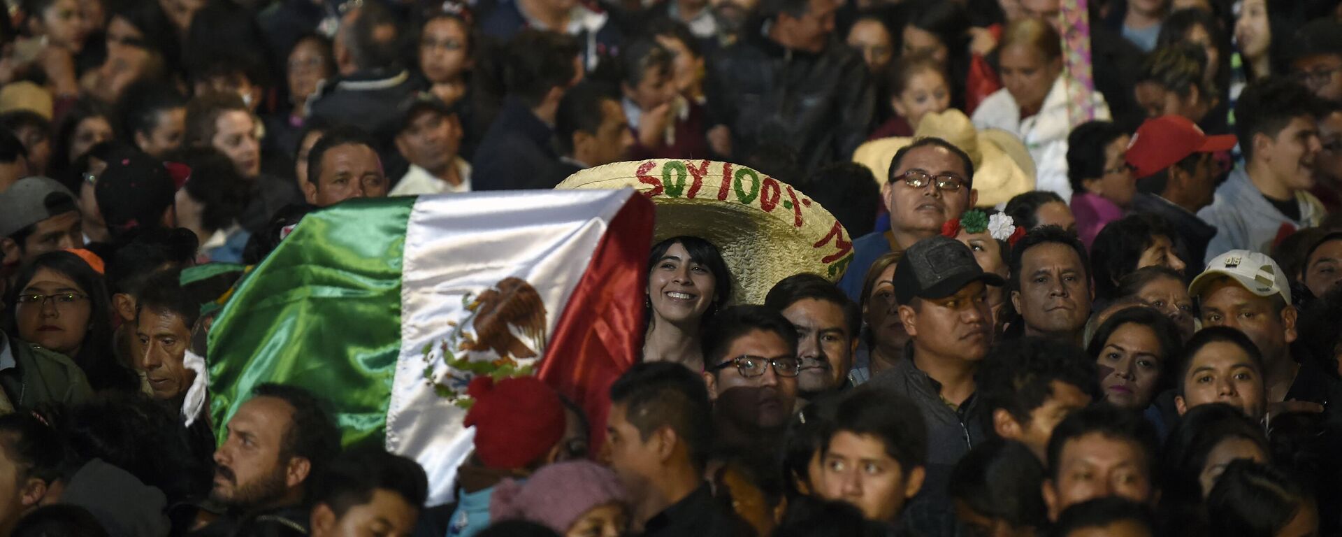 Mexicanos se congregan en el Zócalo de la Ciudad de México en una ceremonia de Independencia en 2018 - Sputnik Mundo, 1920, 07.07.2023