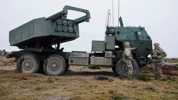 Soldados frente a un Sistema de Cohetes de Artillería de Alta Movilidad Himars durante el ejercicio militar Dynamic Front liderado por EEUU en Dinamarca, el 30 de marzo de 2023. - Sputnik Mundo