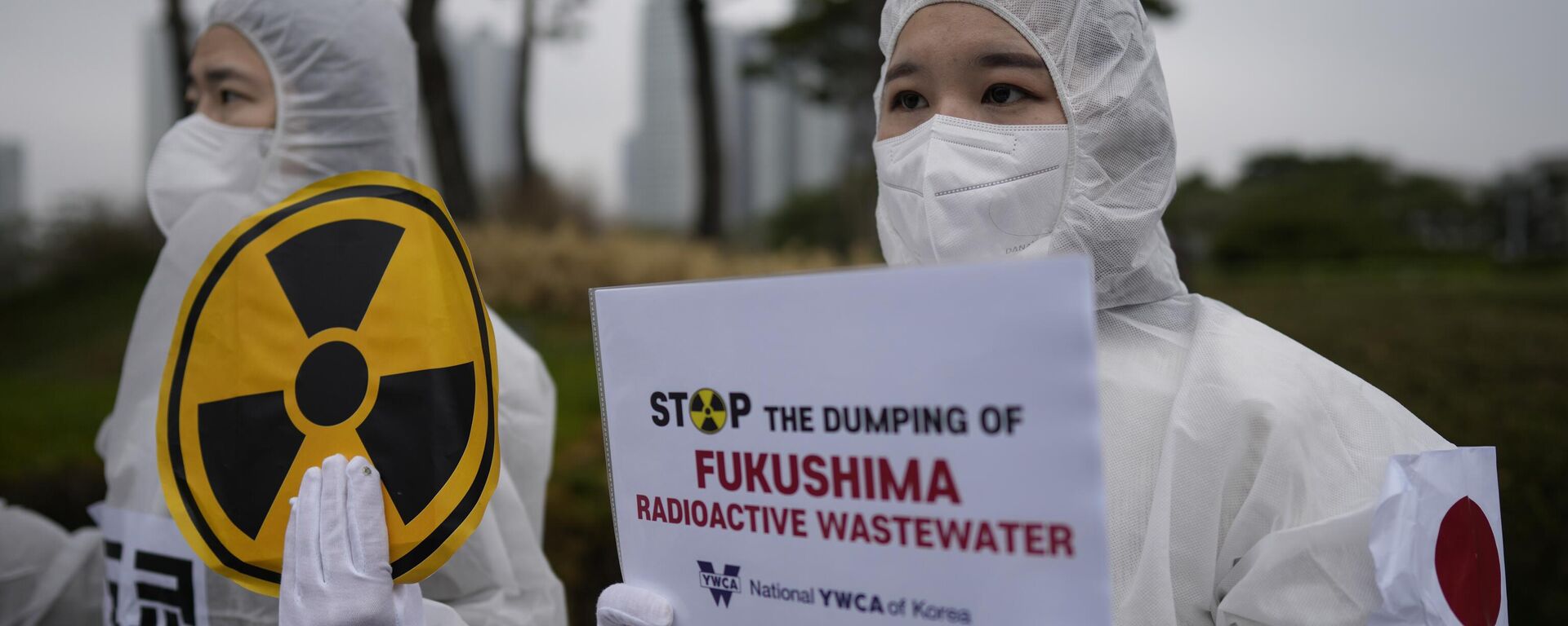 La gente sostiene pancartas durante una manifestación exigiendo la retirada de la decisión del Пobierno japonés de liberar agua radiactiva tratada de Fukushima, en Seúl, Corea del Sur, el 6 de abril de 2023 - Sputnik Mundo, 1920, 24.08.2023
