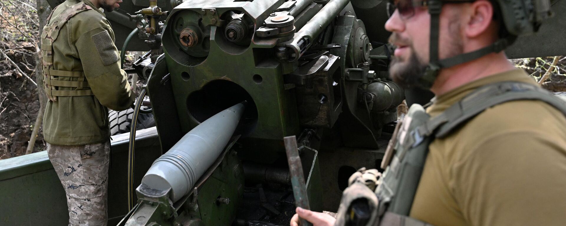 Artilleros del Ejército ucraniano disparan un cañón hacia posiciones rusas en la región de Donetsk, el 23 de junio de 2023.  - Sputnik Mundo, 1920, 08.07.2023