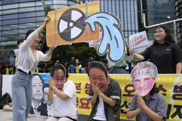 Estudiantes con máscaras, desde la izquierda, del primer ministro japonés, Fumio Kishida, el presidente surcoreano, Yoon Suk Yeol, y Rafael Grossi, director general del OIEA. Así se expresaron durante una concentración para oponerse al plan del Gobierno japonés de verter al océano agua radiactiva tratada procedente de la central nuclear de Fukushima, en Seúl, Corea del Sur, el 7 de julio, 2023 - Sputnik Mundo