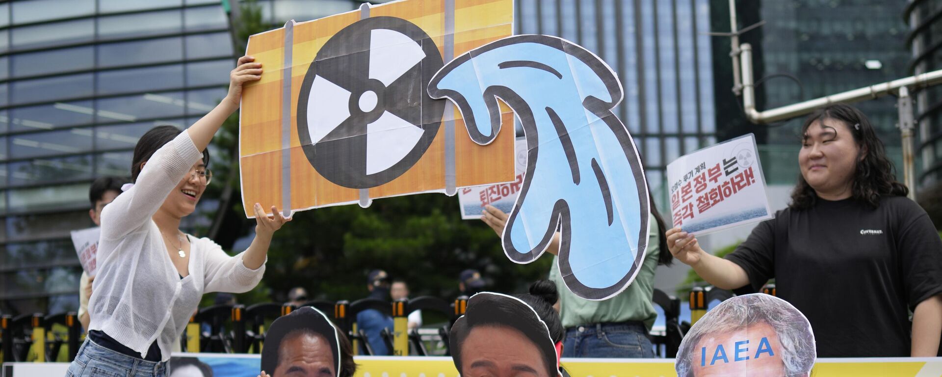 Protestas contra el plan del Gobierno japonés de verter al mar agua radiactiva tratada procedente de la central nuclear de Fukushima - Sputnik Mundo, 1920, 01.09.2023