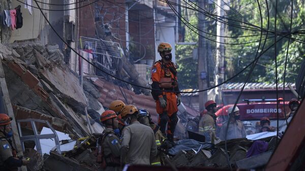 Bomberos y equipos de rescate buscan víctimas del derrumbe de un edificio, Brasil  - Sputnik Mundo