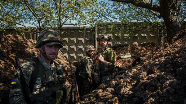 Militares ucranianos cavan una trinchera cerca de la ciudad fronteriza de Bajmut, en la república popular de Donetsk, el 3 de mayo de 2023  - Sputnik Mundo
