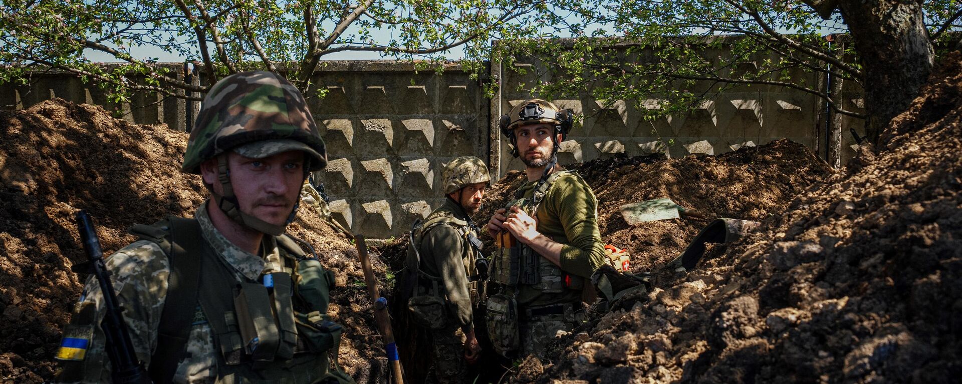Militares ucranianos cavan una trinchera cerca de la ciudad fronteriza de Bajmut, en la república popular de Donetsk, el 3 de mayo de 2023  - Sputnik Mundo, 1920, 08.07.2023