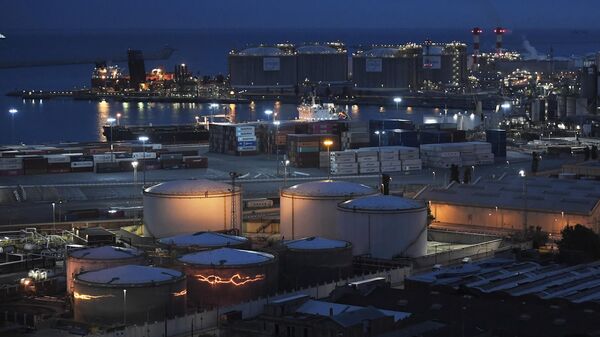 Tanques de almacenamiento de gas natural licuado (GNL) de la planta de regasificación de la compañía Enagas en la terminal de GNL del puerto de Barcelona, España - Sputnik Mundo