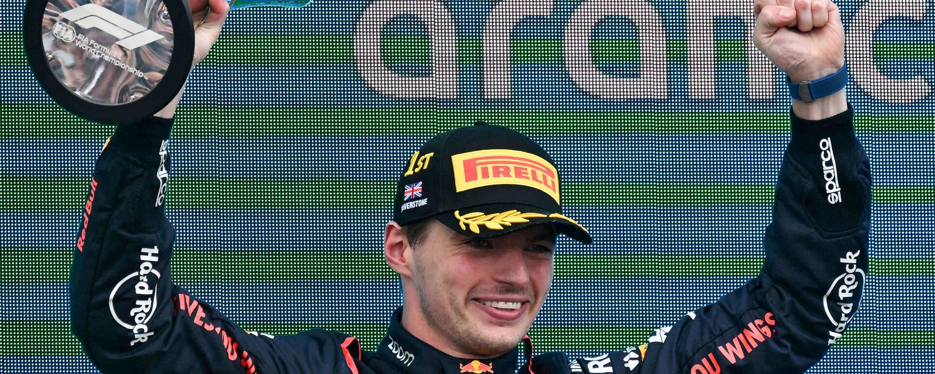 El piloto holandés Max Verstappen, de Red Bull Racing, celebra en el podio tras ganar el Gran Premio del Reino Unido de Fórmula 1, el 9 de julio de 2023 - Sputnik Mundo, 1920, 09.07.2023