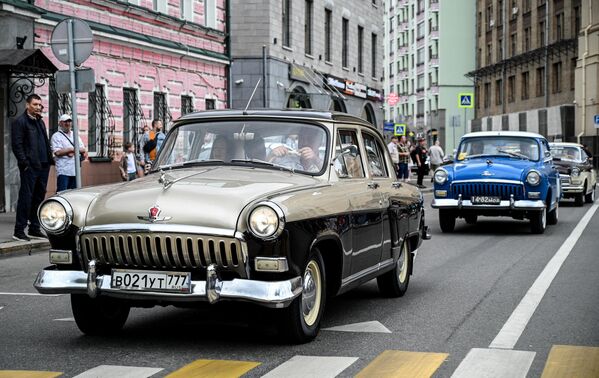 Una columna de automóviles y tranvías históricos recorrió el trayecto desde la estación de metro Novokuznetskaia hasta el bulevar Chistoprudni.En la foto: coches GAZ-21 Volga. - Sputnik Mundo