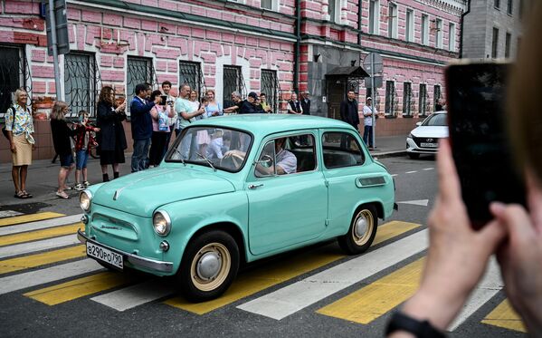 Un automóvil ZAZ-965 en el desfile de carros retro en Moscú. - Sputnik Mundo