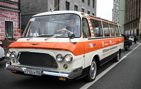 En el desfile y la exposición participaron vehículos de las colecciones del Museo del Garaje Presidencial, de la Federación Automovilística Rusa y el Auto Retroclub GAZ-21.En la foto: un autobús ZIL-118 Yunost. - Sputnik Mundo